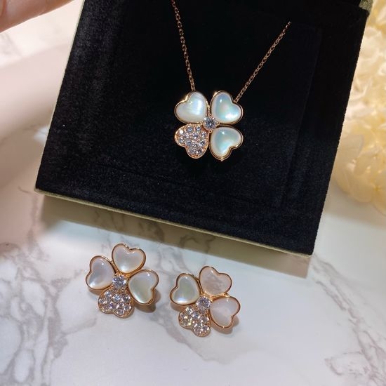 Van Cleef & Arpels VCA Four Leaf Clover Necklace Versatile