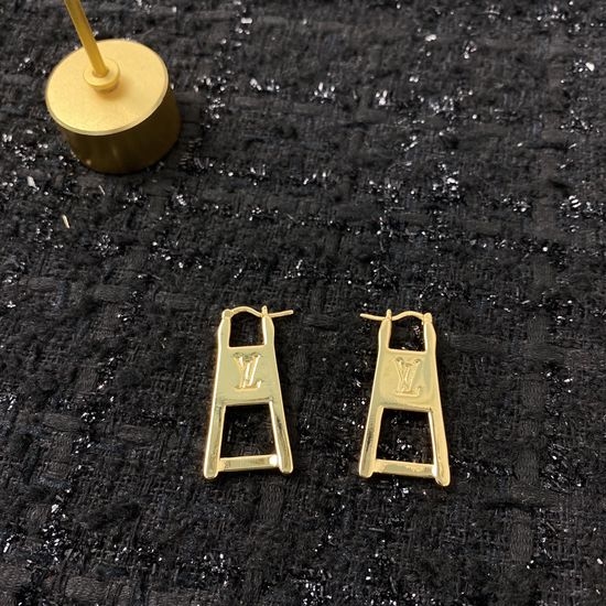 Louis Vuitton LV Classic Elegant Stud Earrings Fine Workmanship