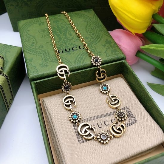 Gucci Floral Design Necklace with Delicate Craftsmanship