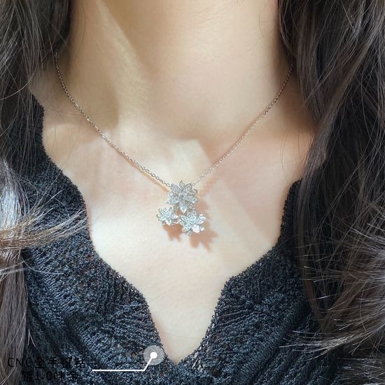 Van Cleef & Arpels VCA Lotus Necklace Convertible Wearing Design
