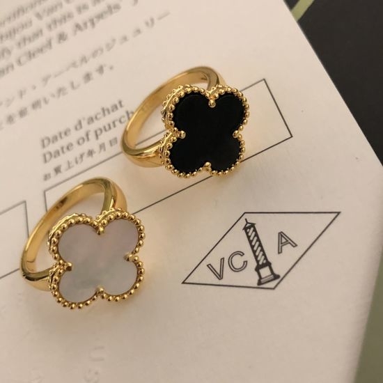 Van Cleef & Arpels VCA Diamond Inlaid Four Leaf Clover Ring