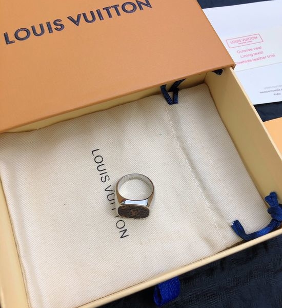 Louis Vuitton LV Classic Leather Detail Fashion Ring