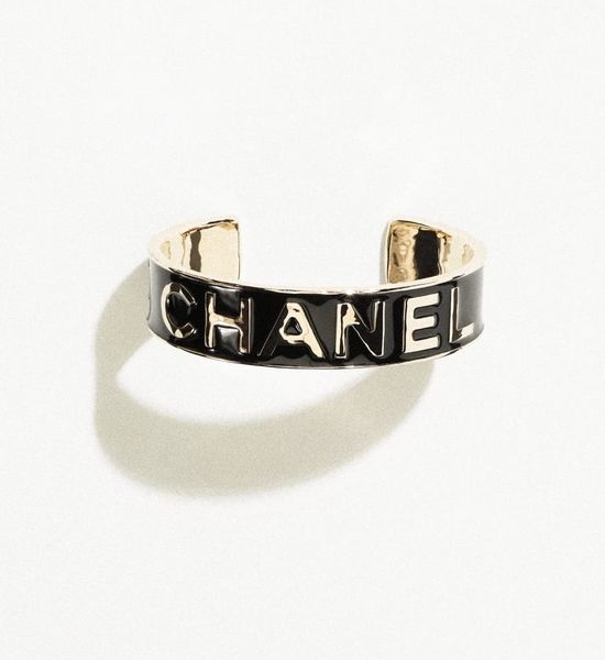 Chanel Simple Enamel Decorated Bangle