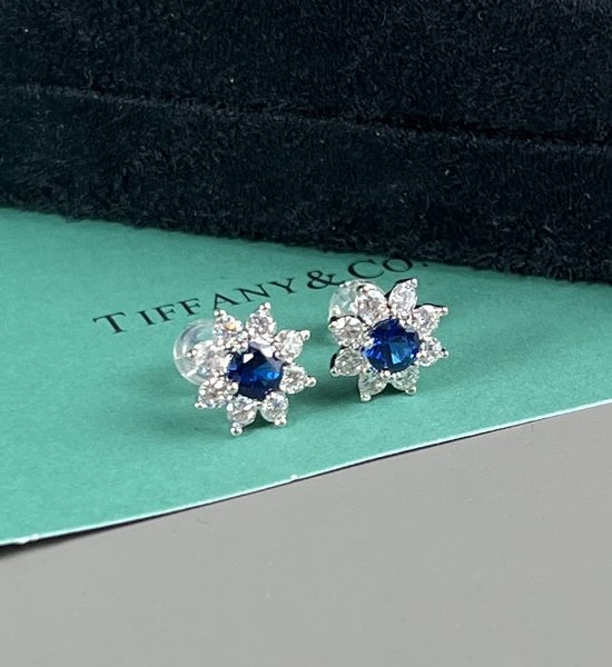 Tiffany & Co. Sapphire Stud Earrings Elegant Daily Accessory