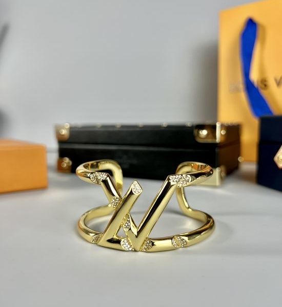 Louis Vuitton LV Polished Curve Diamond Inlaid Bangle