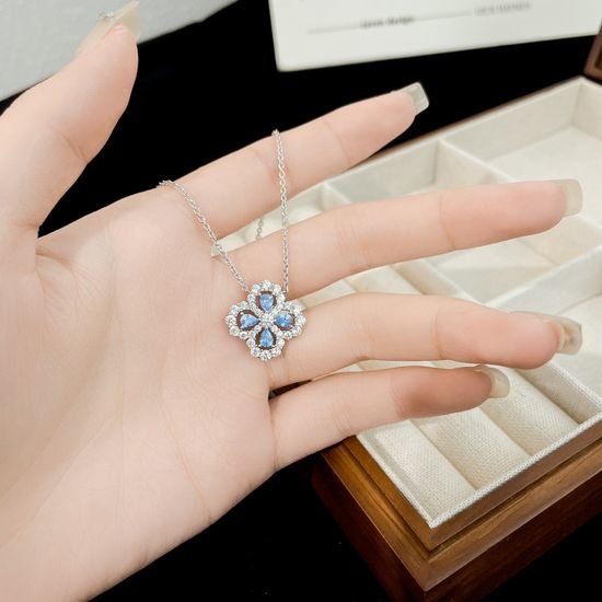 Harry Winston Flower Shaped Diamond Pendant Necklace