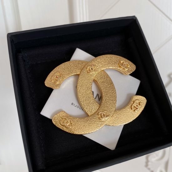 Chanel Classic Vintage Brooch Elegant Timeless Jewelry