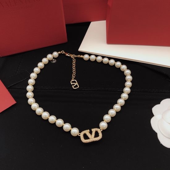 Valentino Pearl Necklace With Diamond V Detail