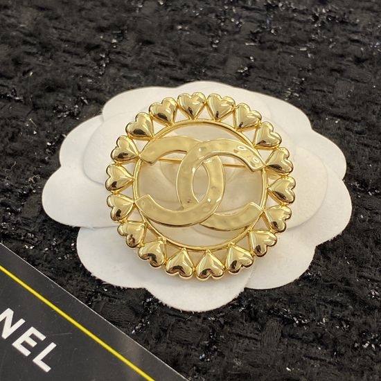 Chanel Round Heart Brooch Vintage Versatile Accessory