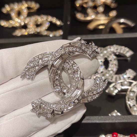 Chanel Comet Brooch Shiny Delicate Jewelry
