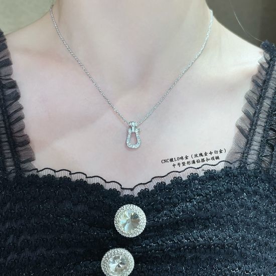 Fred Fred Medium Vertical Diamond Clasp Necklace