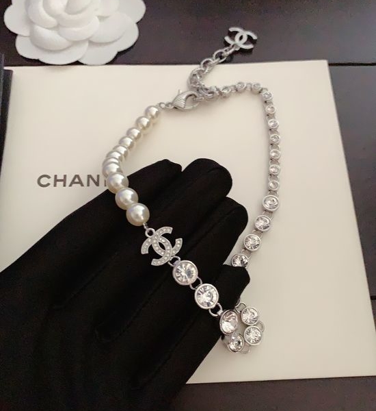 Chanel Elegant Round Diamond Pearl Necklace
