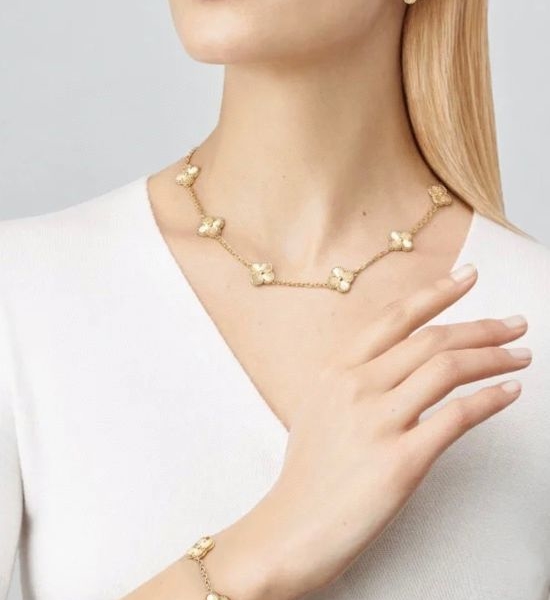 Van Cleef & Arpels VCA Clover Pendant Necklace Elegant Jewelry