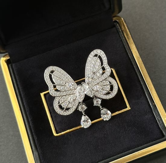 Graff Butterfly Drop Diamond Earrings Sparkling Luxury