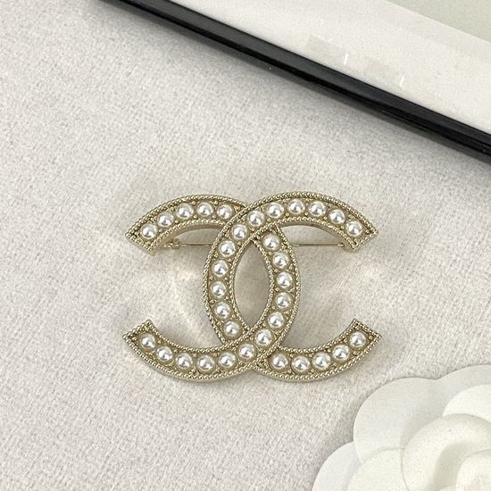 Chanel Classic Pearl Brooch Elegant Temperament