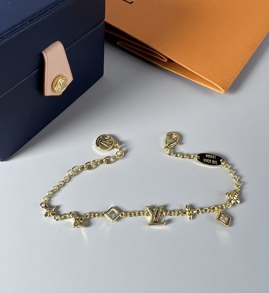 Louis Vuitton LV New Style Dainty Necklace Bracelet Set