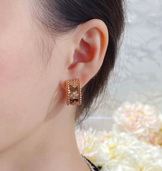 Van Cleef & Arpels VCA Gold Material Kaleidoscope Earrings Fine Craftsmanship