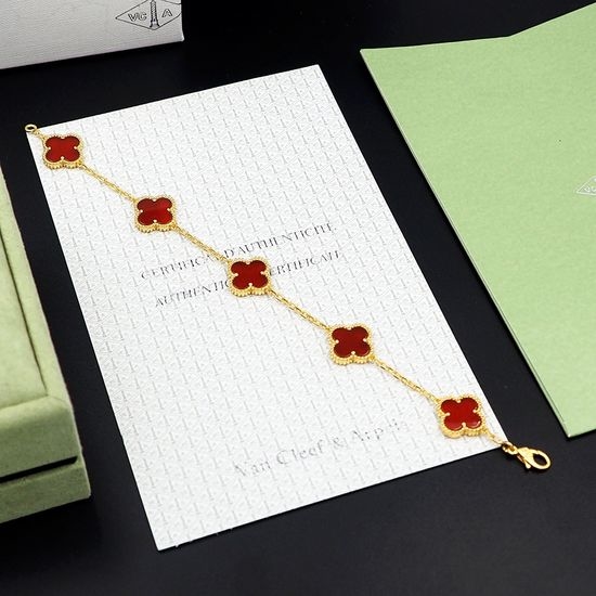 Van Cleef & Arpels VCA Carnelian Decorated Jewelry Set
