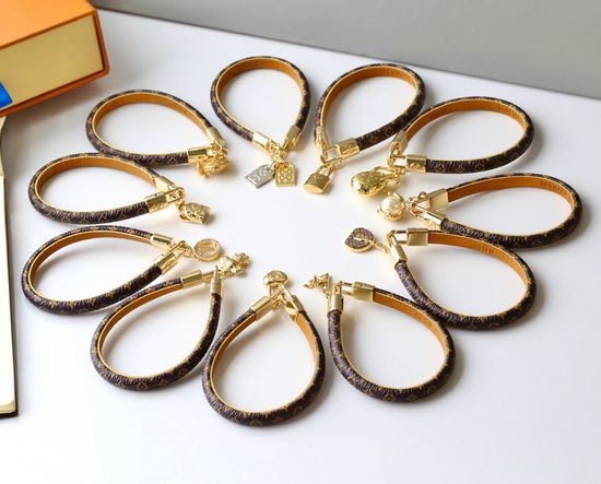 Louis Vuitton LV D-shaped Buckle Pendant Leather Bracelet