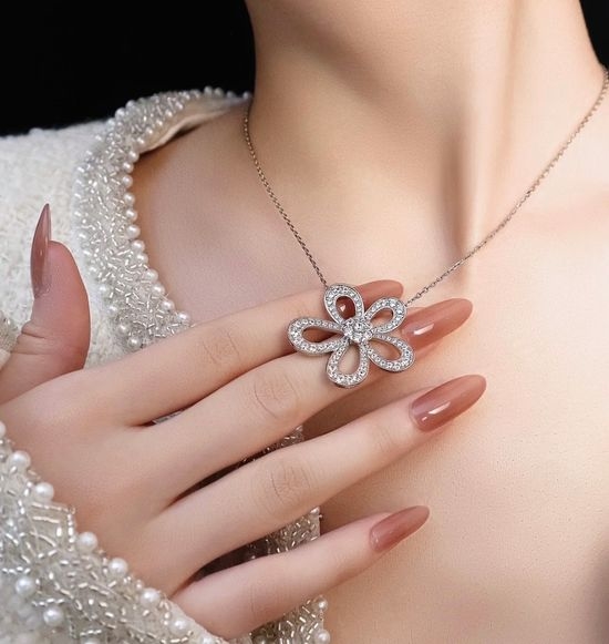Van Cleef & Arpels VCA Diamond Flower Necklace Elegant Jewelry