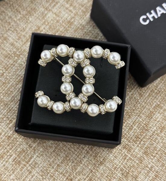 Chanel Classic Pearl Rhinestone Brooch Versatile Style