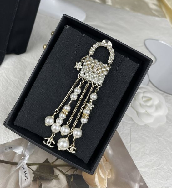 Chanel Pearl Inlaid Chain Brooch