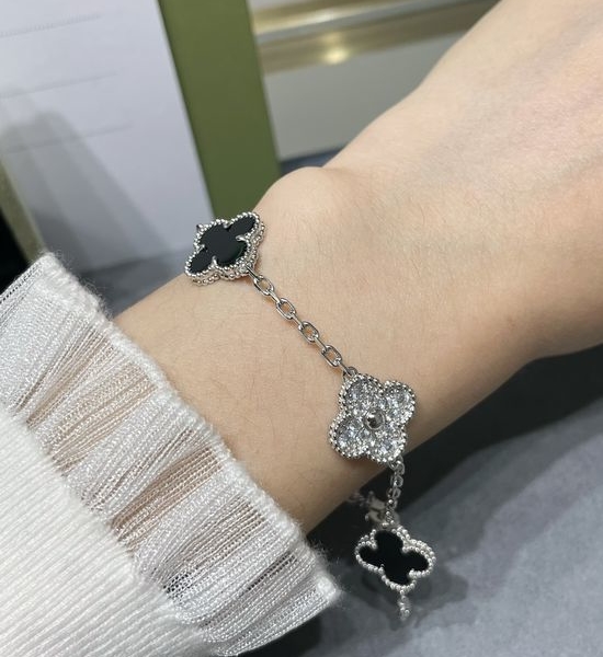 Van Cleef & Arpels VCA Clover Bracelet with Onyx and Diamonds