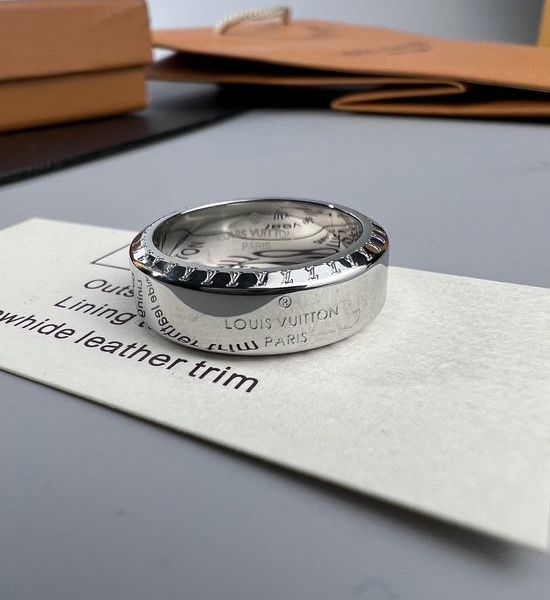 Louis Vuitton LV Classic Simple Band Ring