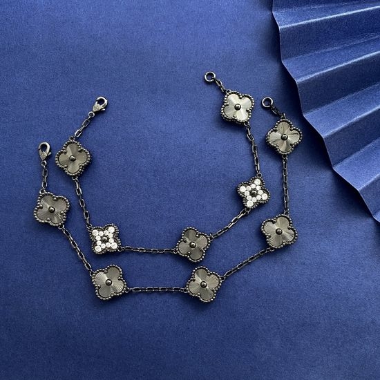 Van Cleef & Arpels VCA Four-leaf Clover Pattern Bracelet Exquisite Craftsmanship