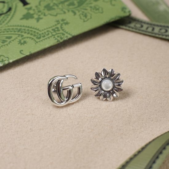 Gucci Asymmetric Daisy Stud Earrings Elegant