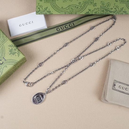 Gucci Twisted Pattern Pendant Necklace