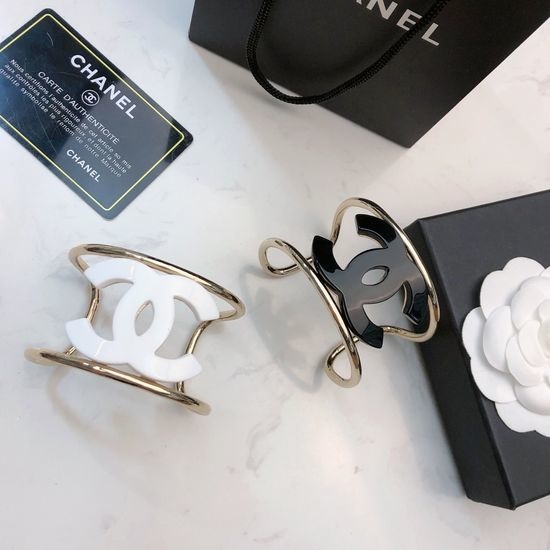 Chanel Delicate Gold Black Bangle Exquisite Workmanship