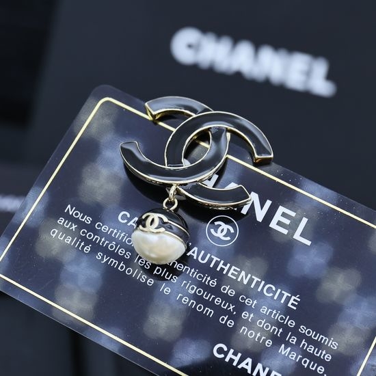 Chanel Enamel Pearl Classic Versatile Brooch