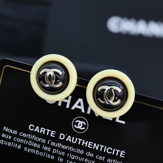 Chanel Black and White Contrast Round Stud Earrings Classic Fashion