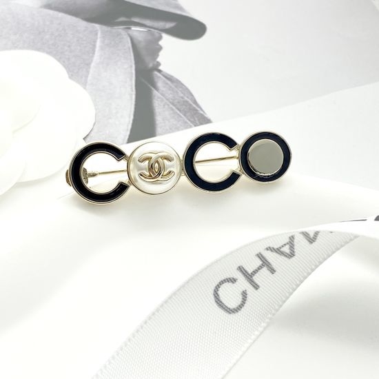 Chanel Enamel Pearl Elegant Versatile Brooch