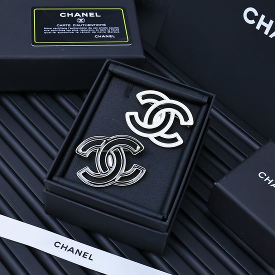 Chanel Hollow Enamel Decorative Brooch