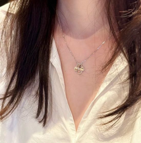 Van Cleef & Arpels VCA Flower Carved Clover Pendant Necklace