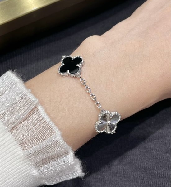 Van Cleef & Arpels VCA Four Leaf Clover Bracelet Black Agate Design