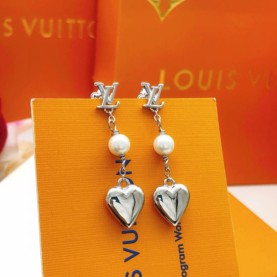 Louis Vuitton LV Heart Tassel Stud Earrings Brass Material