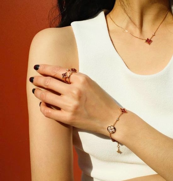 Louis Vuitton LV Red Agate Diamond Four-Flower Bracelet