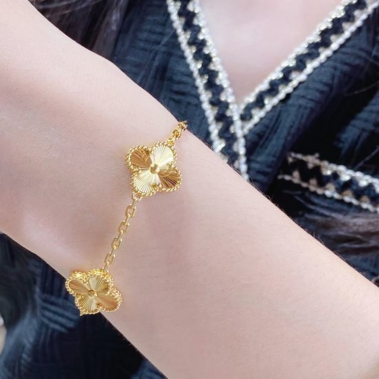 Van Cleef & Arpels VCA Premium Florentine Clover Bracelet