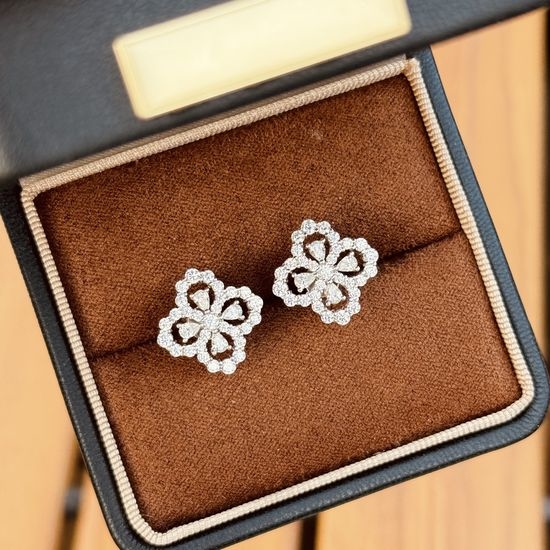 Harry Winston Classic Four-leaf Clover Stud Earrings