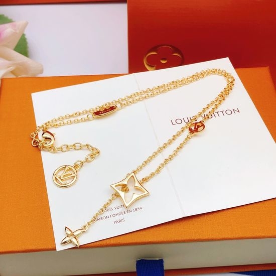 Louis Vuitton LV Latest Diamond Hollow Rhombus Necklace