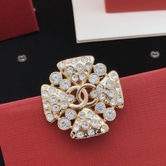 Chanel Diamond Heart Flower Brooch Brass Material