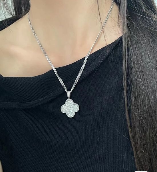 Van Cleef & Arpels VCA Jewelry Wearing Effect Display