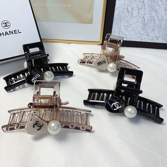 Miu Miu Logo Hair Claw Elegant Hair Accessory