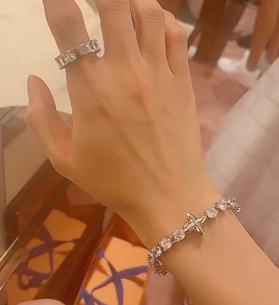 Louis Vuitton LV Shiny Zircon Adjustable Bracelet