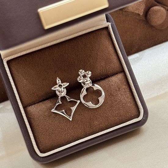 Van Cleef & Arpels VCA Hollow Four Leaf Clover Stud Earrings