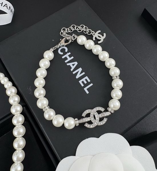 Chanel Silver Rhinestone Pearl Fashion Bracelet