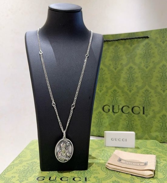 Gucci Unique Textured Retro Chain Necklace